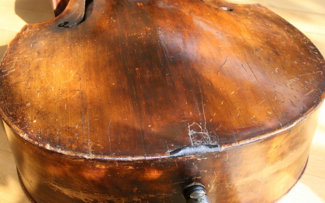 Lak contrabas repareren