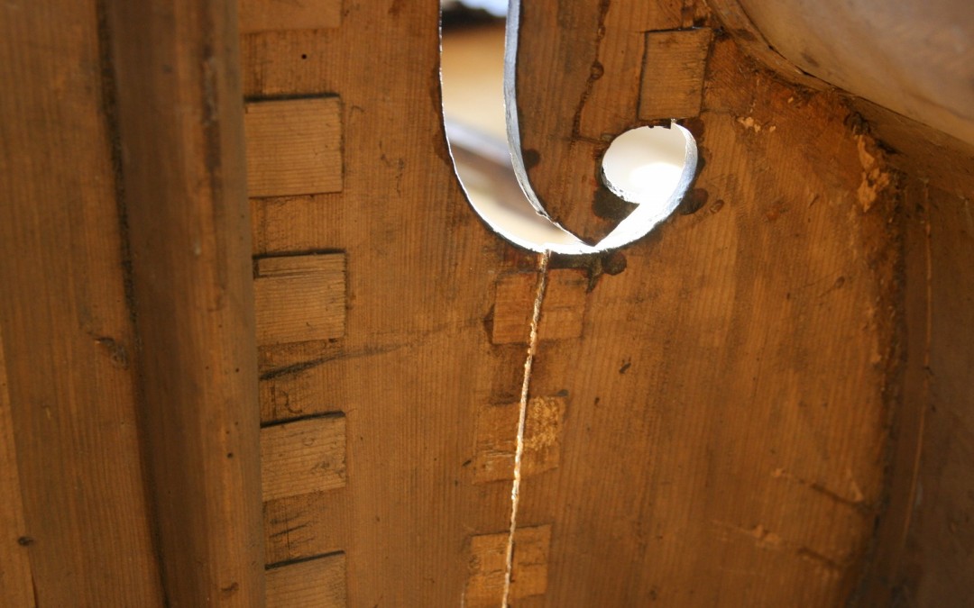 Scheuren van een contrabas repareren